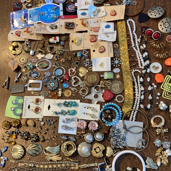 Huge lot of assorted estate sale ladies/girls jewelry, pins, pendants, earrings+ - Picture 10 of 12